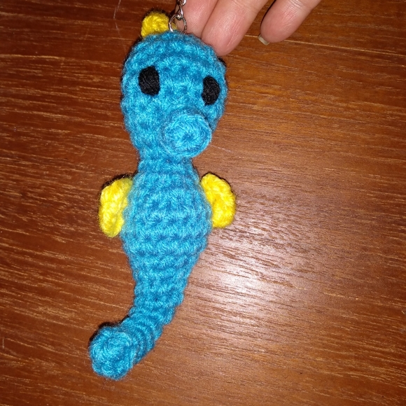 NEW Keychain Seahorse Purse Tag Blue Crochet HANDCRAFTED - Picture 4 of 7